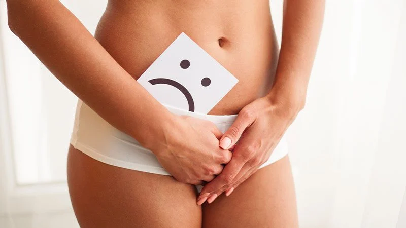 vajinal akıntı sorunu yaşayan kadın