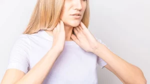 Baş boyun kanserlerine yakalanan kadın