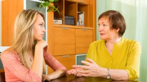 Ergenliğe geç girmek konusunda konuşan aile