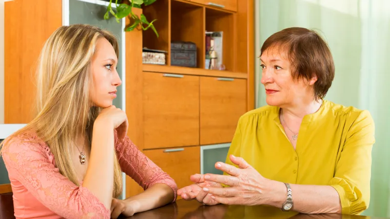 Ergenliğe geç girmek konusunda konuşan aile