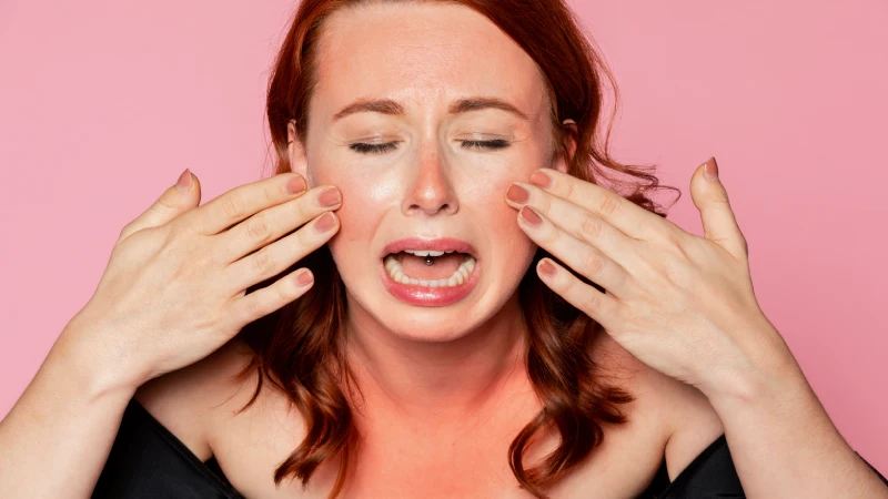 Güneş alerjisi olan kadın