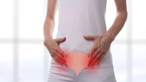 idrar yolu enfeksiyonu yüzünden kasık ağrısı yaşayan kadın