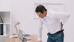 Kalça çıkığı sorunu yaşayan adam