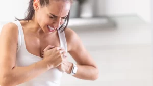 Kalp kası iltihabı sorunu yaşayan kadın