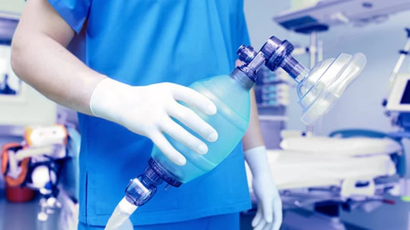 entübe odasında hemşire ve hava pompası