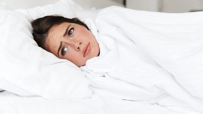 Halsizlik belirtileri olan kadın