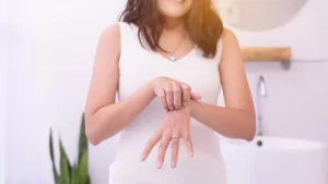 Lyme hastalığı belirtisi olan kadın