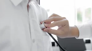 ateroskleroz damar sertliği muayenesinde kalp ritmi dinlenen hasta