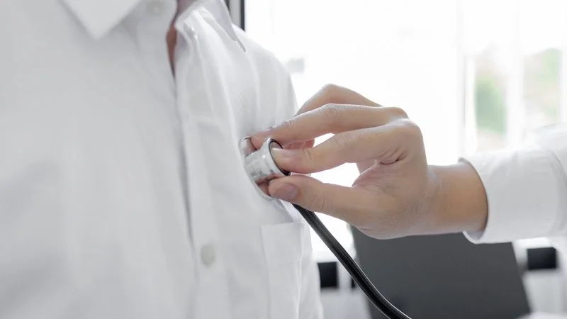 ateroskleroz damar sertliği muayenesinde kalp ritmi dinlenen hasta