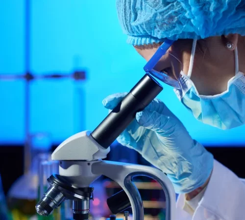 Biyokimya Laboratuvarı tıbbi bölüm mikroskopik inceleme yapan doktor