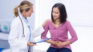 divertikulit nedeniyle bağırsak ağrısı yaşayıp doktora giden kadın