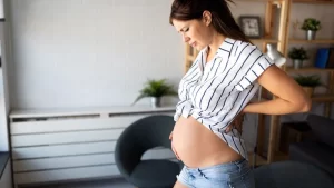 gebelikte düşük tehlikesi yaşayan kadın