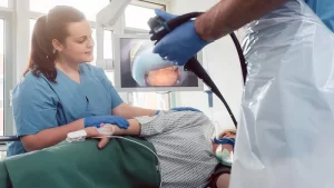 endoskopi esnasında hasta, doktor ve hemşire