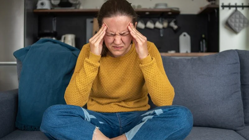 enfefakit baş ağrısı yaşayan kadın