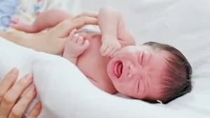 Gastroşizis sorunu olan bebek