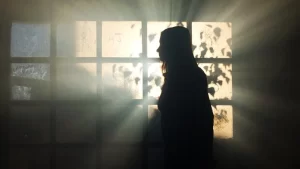 Güneşe Çıkamama Hastalığı yaşayan kadın