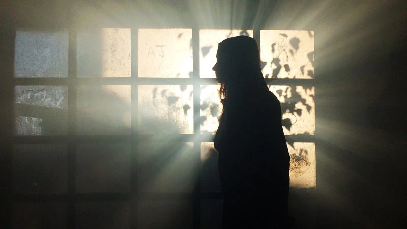 Güneşe Çıkamama Hastalığı yaşayan kadın