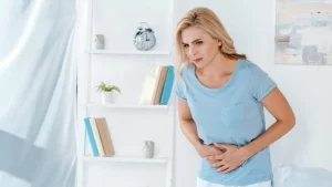 idrar yolu sarkması nedeniyle kasık ağrısı yaşayan kadın