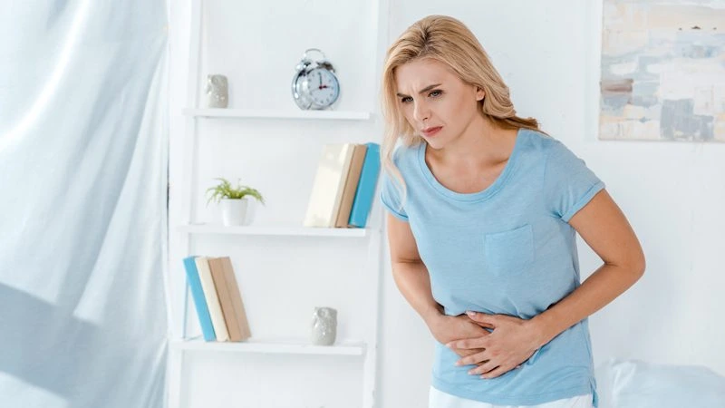 idrar yolu sarkması nedeniyle kasık ağrısı yaşayan kadın