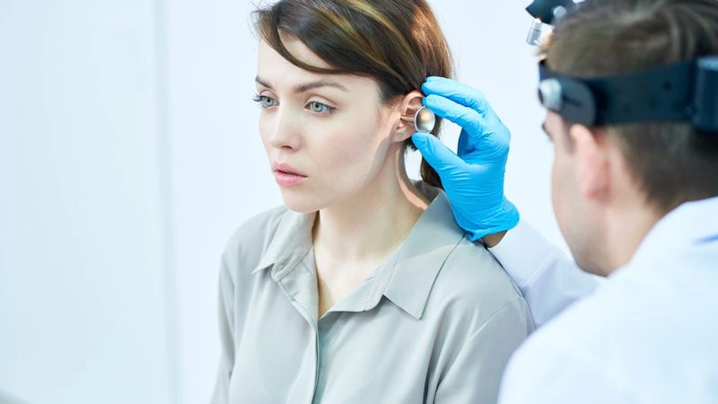 işitme kaybı nedeniyle kulak kontrolü yaptıran kadın