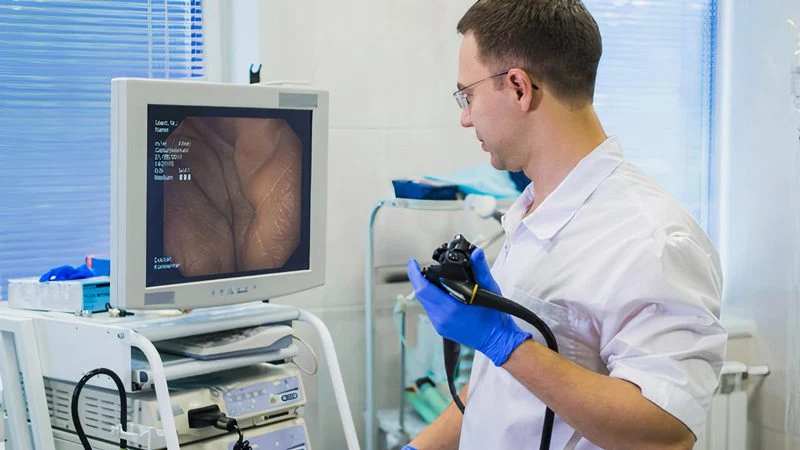 kolonoskopi öncesi hazırlık yapan doktor