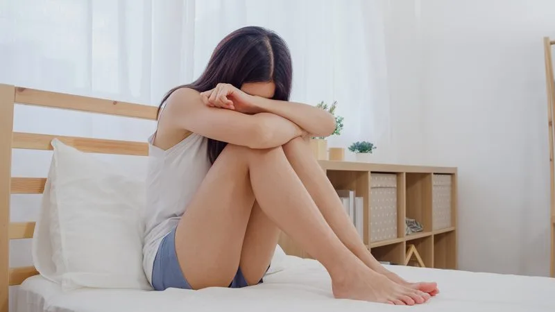 yatakta psikoz geçiren genç kız