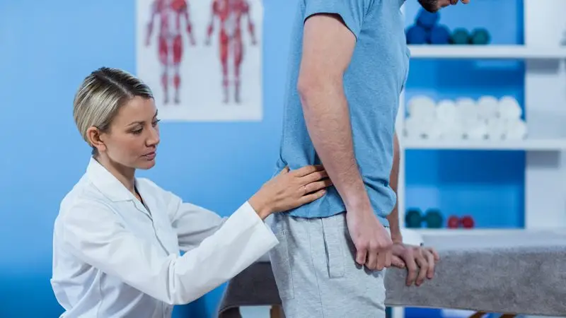 bel kırılması yaşayan hasta muayenesi