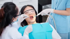 çürük diş tedavisi uygulanan kadın ve diş doktoru