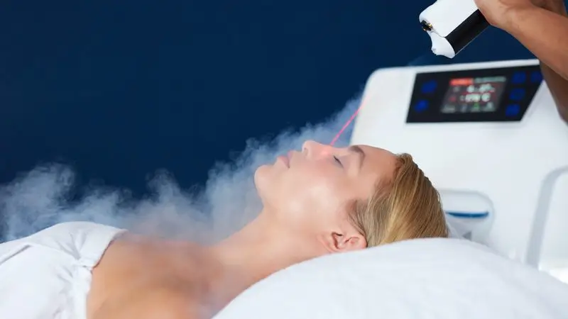 dermatocerrahi buhar tedavisi alan kadın