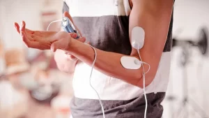 Koluna Galvanoterapi Elektrotları Bağlı Olan Kişi