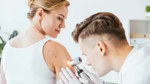 Gül Hastalığı Olan Kadının Deri Muayenesi