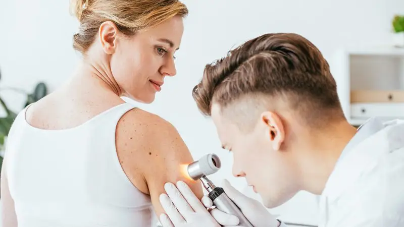 Gül Hastalığı Olan Kadının Deri Muayenesi