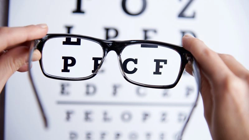 Hipermetrop tedavisinde kullanılan gözlük