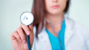 Elinde Stetoskop Tutan Kadın Kadın Genel Cerrahi Uzmanı
