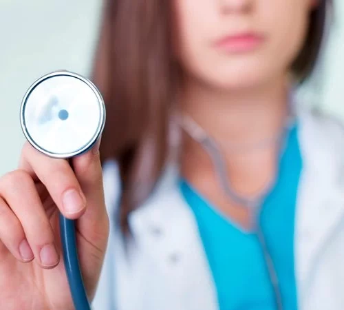 Elinde Stetoskop Tutan Kadın Kadın Genel Cerrahi Uzmanı