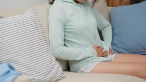 kasık fıtığı ağrısı yaşayan kadın