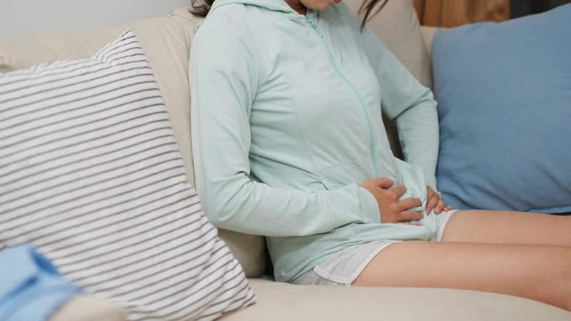 kasık fıtığı ağrısı yaşayan kadın