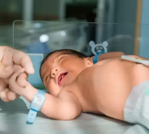 Konjenital Kalp Hastalığı Olan Yenidoğan Bebek