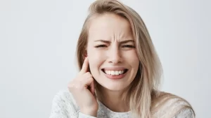 kulak ağrısı olan sarışın kadın