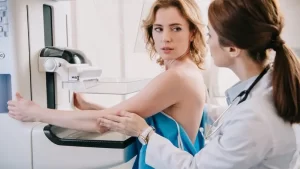 Mamografi Çektiren Kadın