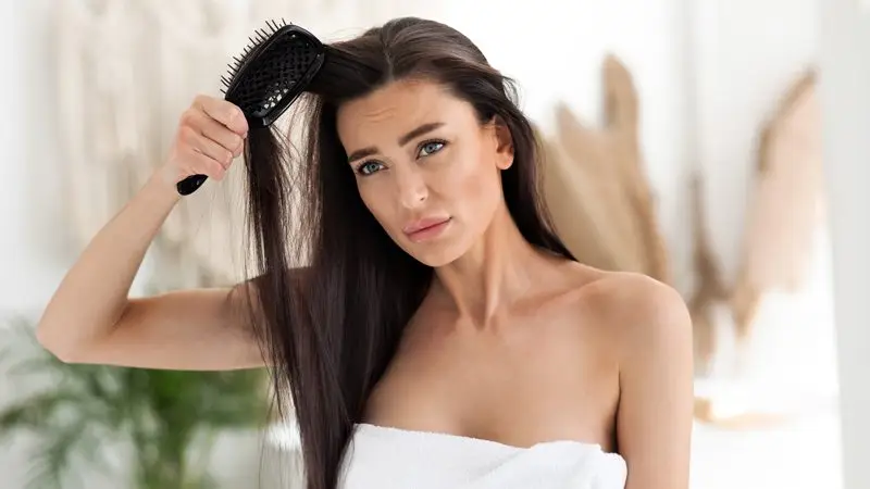 Mevsimsel Saç Dokulmesi Yaşayan Bir Kadın