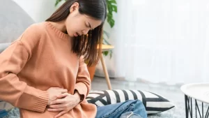 Mide ağrısı olan kadın