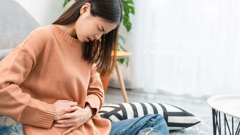 Mide ağrısı olan kadın
