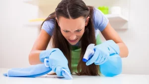 Obsesif Kompülsif Bozukluğu temizlik takıntısı olan kadın