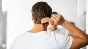 Saç ekimi sonrası saçlarının arkasını Tarayan Adam