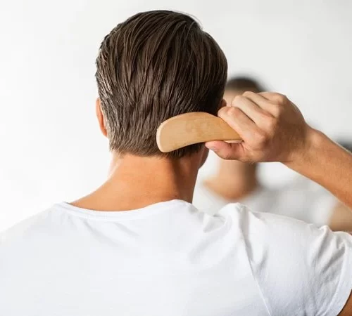 Saç ekimi sonrası saçlarının arkasını Tarayan Adam