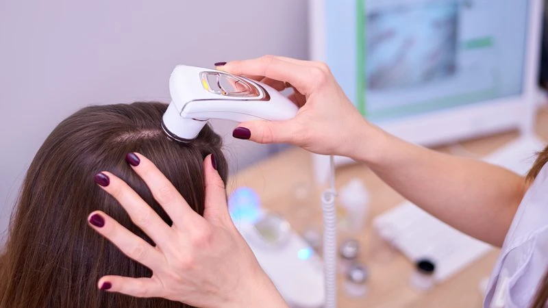 Saç Ekiminde saç kökleri muayenesi