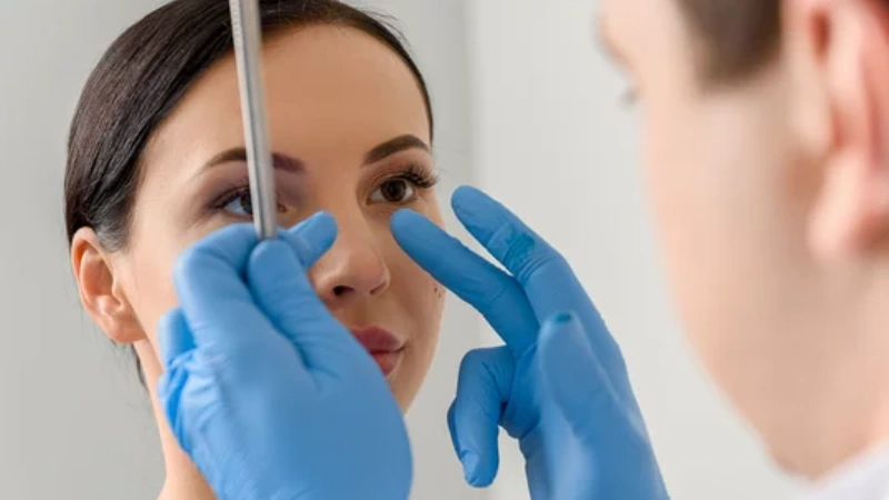 Burun Eğriliği Ameliyatı Öncesi Doktor Muayenesi