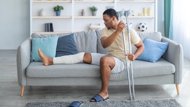 kırık bacaklı adam