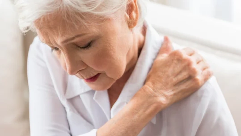 Omuz ağrısı çeken kadın